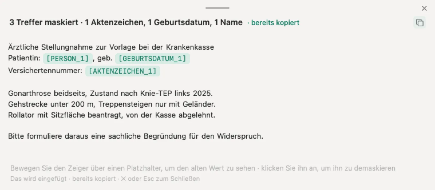 KI in der Arztpraxis mit Nonimo: eine erfundene Stellungnahme für die Krankenkasse, in der Patientin, Geburtsdatum und Versichertennummer Platzhalter tragen, während Diagnose und Gehstrecke lesbar bleiben