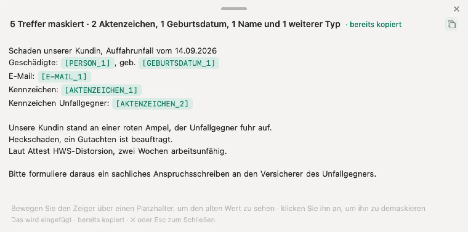KI für Versicherungsmakler mit Nonimo: eine erfundene Schadenmeldung nach einem Auffahrunfall, in der Geschädigte, Geburtsdatum, E-Mail und beide Kennzeichen Platzhalter tragen, während Unfallhergang und Attest lesbar bleiben
